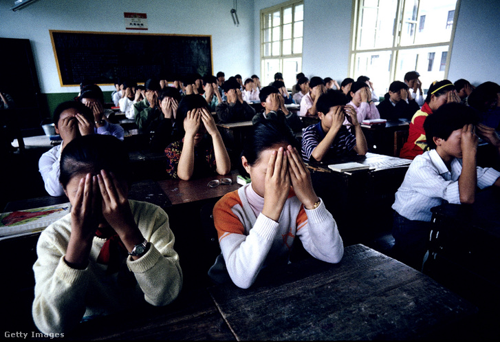 A szemet körülvevő izmokat tanulmányozó iskolások Kínában 1992-ben