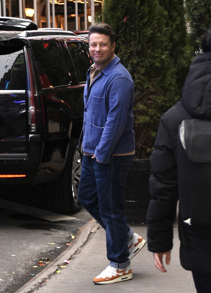 Jamie Oliver a Good Morning America nevű tévéműsorba igyekezett, amikor mosolyogva intett a fotósoknak