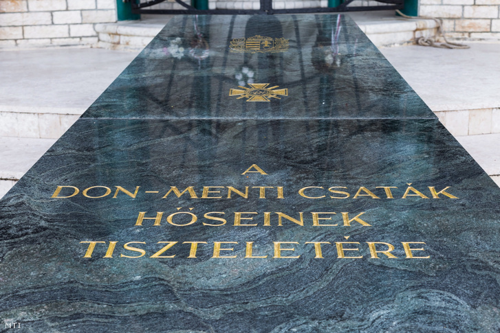 A Don-kanyarban a II. világháború idején elesett és eltűnt magyar katonák emlékére emelt márványtábla a pákozdi Don-kanyar Emlékkápolna előtt 2017. szeptember 10-én