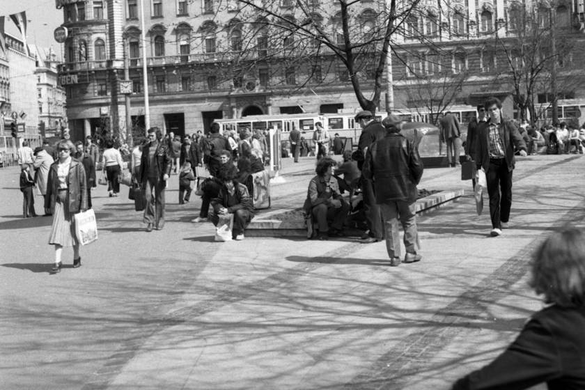 Régi villamos látszik a téren az 1982-es fotón, amin az Erzsébet körút egy kis része is szerepel.