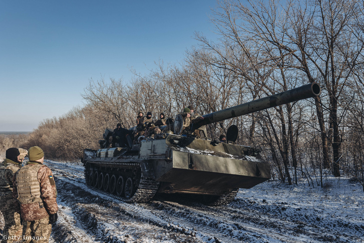 Ukrán tank halad el a Donbász frontvonal északi irányában 2023. január 7-én