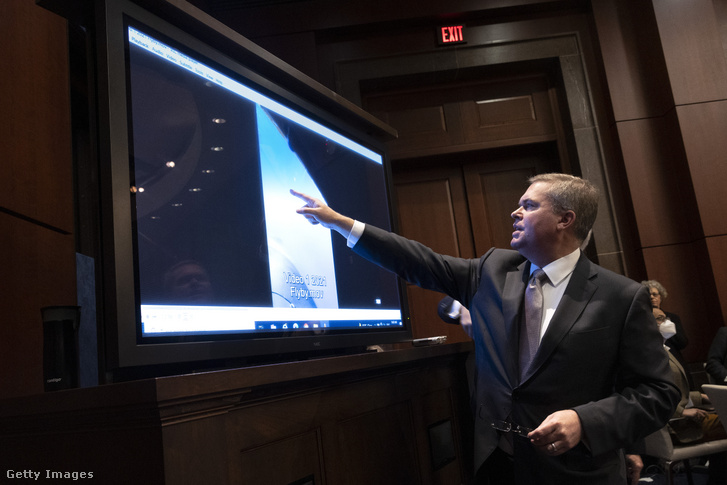 Az amerikai haditengerészeti hírszerzés igazgatója, Scott Bray egy repülőgépről felvett videót mutat be az azonosítatlan repülő tárgyakról szóló képviselőházi meghallgatáson 2022. május 17-én