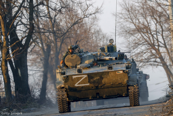 Orosz tank halad el Donyeckben, Volnovaha körzetben 2022. március 26-án
