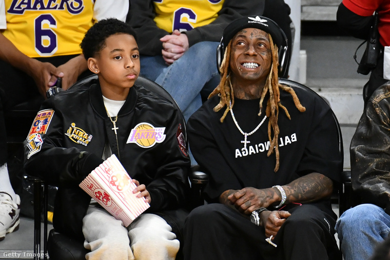Lil Wayne a fiával, Kameron Carterrel izgulta végig a Los Angeles Lakers és a Dallas Mavericks mérkőzését a Los Angelesi Crypto.com nevű arénában.