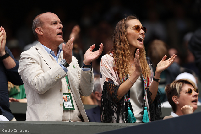 Jelena Djokovic a lelátón ünnepli férjét
