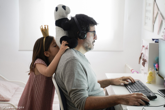 Alááshatja a szülő-gyerek kapcsolatot a túlzott internetes megosztás
