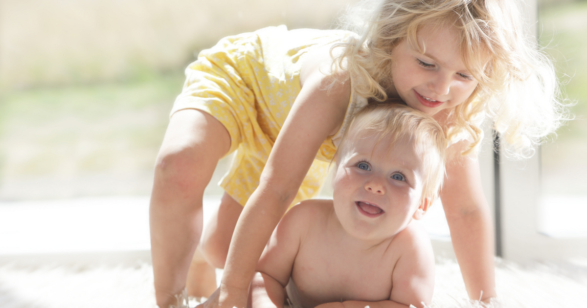 Segíthet a testvérféltékenységen, ha a nagy tesó is kiveheti a részét a baba körüli teendőkben