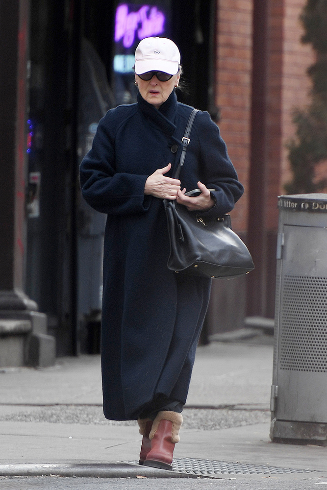 Meryl Streep szemmel láthatóan mindent megtett annak érdekében, hogy ne keltsen feltűnést, a paparazzókat mégsem tudta elkerülni