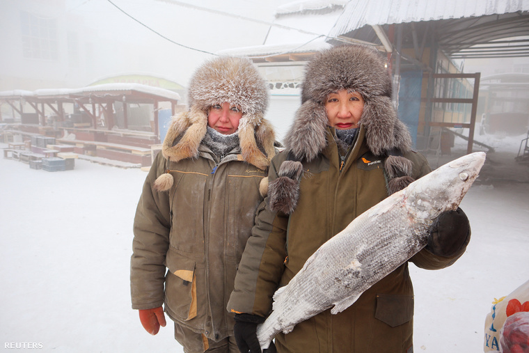 Két halárus pózol fagyott portékájával Jakutszk szabadtéri piacán