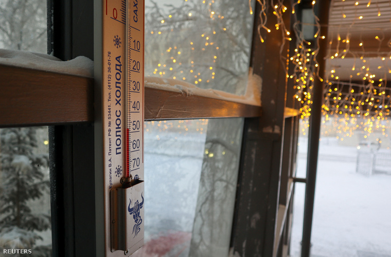 Jakutszk egyik belvárosi szállodájának bejáratánál mutatja a hőmérő, hogy éppen mínusz 48 fok van 2023