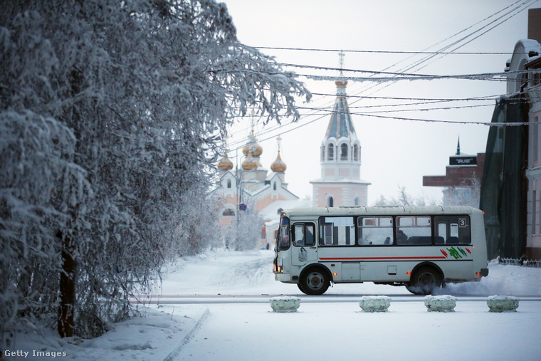 Egy helyi busz gurul a fagyott úton egy orosz ortodox templom előtt