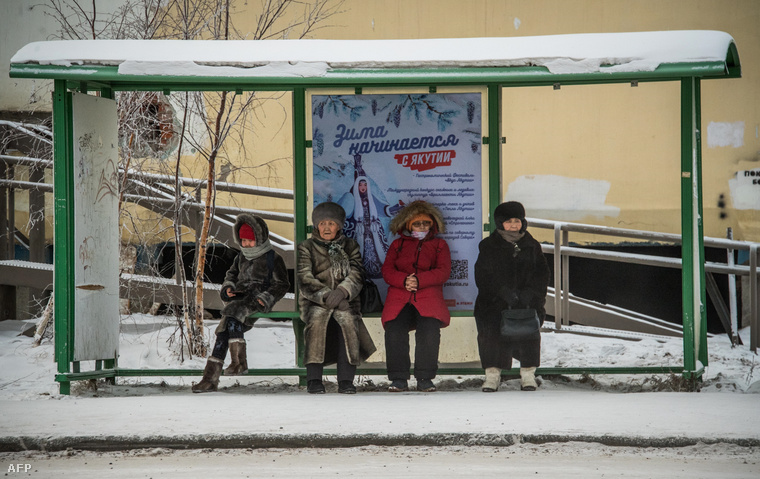 Helyiek várják a buszt a kelet szibériai Jakutszkban 2018