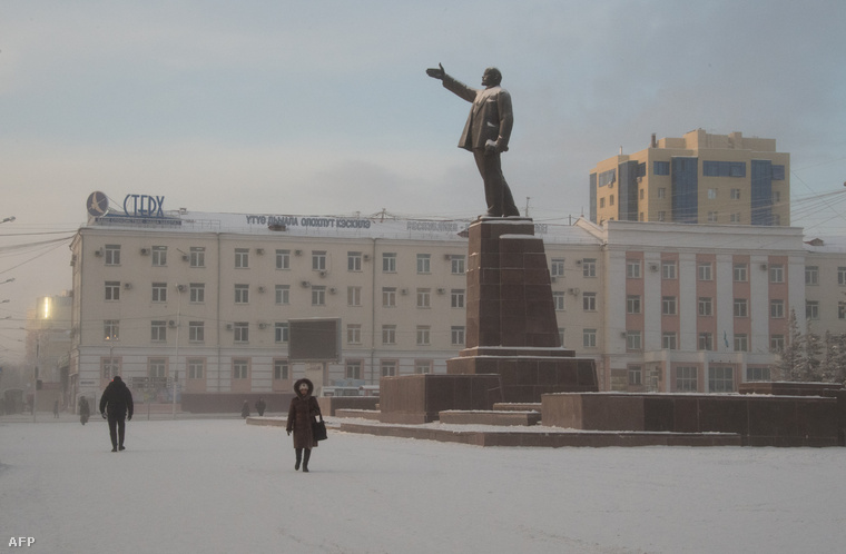 Helyiek sétálnak a szovjet állam alapítójának, Leninnek, a gigantikus szobra előtt Jakutszkban