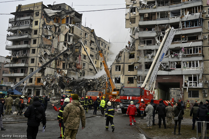 Rakétacsapást szenvedett lakóépület Ukrajnában, Dnyipro városában 2023. január 15-én