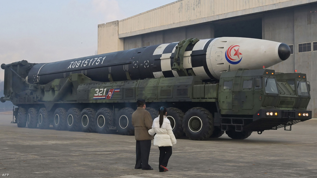 Kim Dzsongun és a lánya egy ballisztikus rakéta mellett állnak 2022. november 18-án