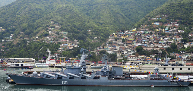 A Moskva nevű orosz hadihajó augusztus 29-én a La Guaira kikötőben. A hajó egyike a Földközi-tengerhez vezényelt egységeknek