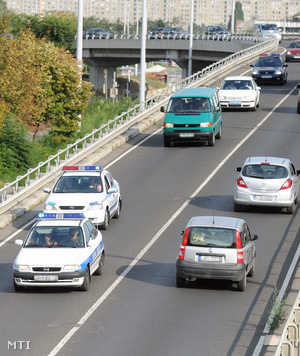 Rendőri kísérettel halad Budapesten, a Ferihegyi repülőtérre vezető úton az a román orvoscsoport, amely a román légierő C27-es Spartan típusú katonai szállítógépén érkezett a Liszt Ferenc-repülőtérre 2013. augusztus 30-án.