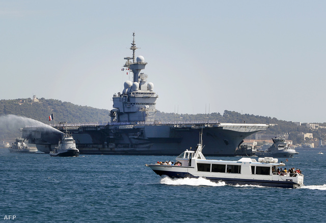 A Charles de Gaulle hadihajó a touloni kikötőben