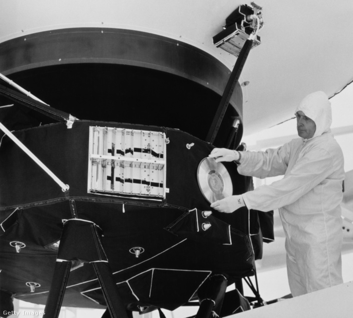 Lejárt lemez – egy technikus a Voyager űrszondára erősíti a Föld hangjait tartalmazó aranylemezt 1977-ben