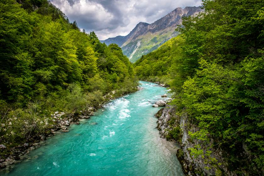 A Soča vagy Isonzó folyó a Júliai-Alpokban, 1100 méteres magasságban ered, és az olasz Monfalcone város mellett ömlik az Adriai-tengerbe.