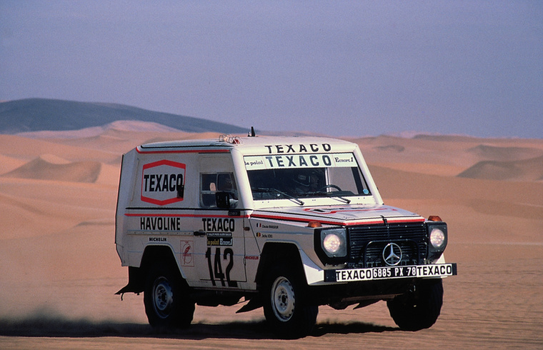 A 2023-as Dakart Nasser Al-Attiyah és a Toyota nyerte, gratulálunk nekik! Negyven éve viszont Jacky Ickx és Claude Brasseur munkájának köszönhetően a gyárihoz sokkal közelebbi Mercedes-Benz 280 GE húzta be a versenyt.