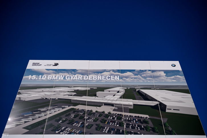 Tájékoztató tábla az épülő BMW-gyárnál Debrecenben 2022. október 10-én