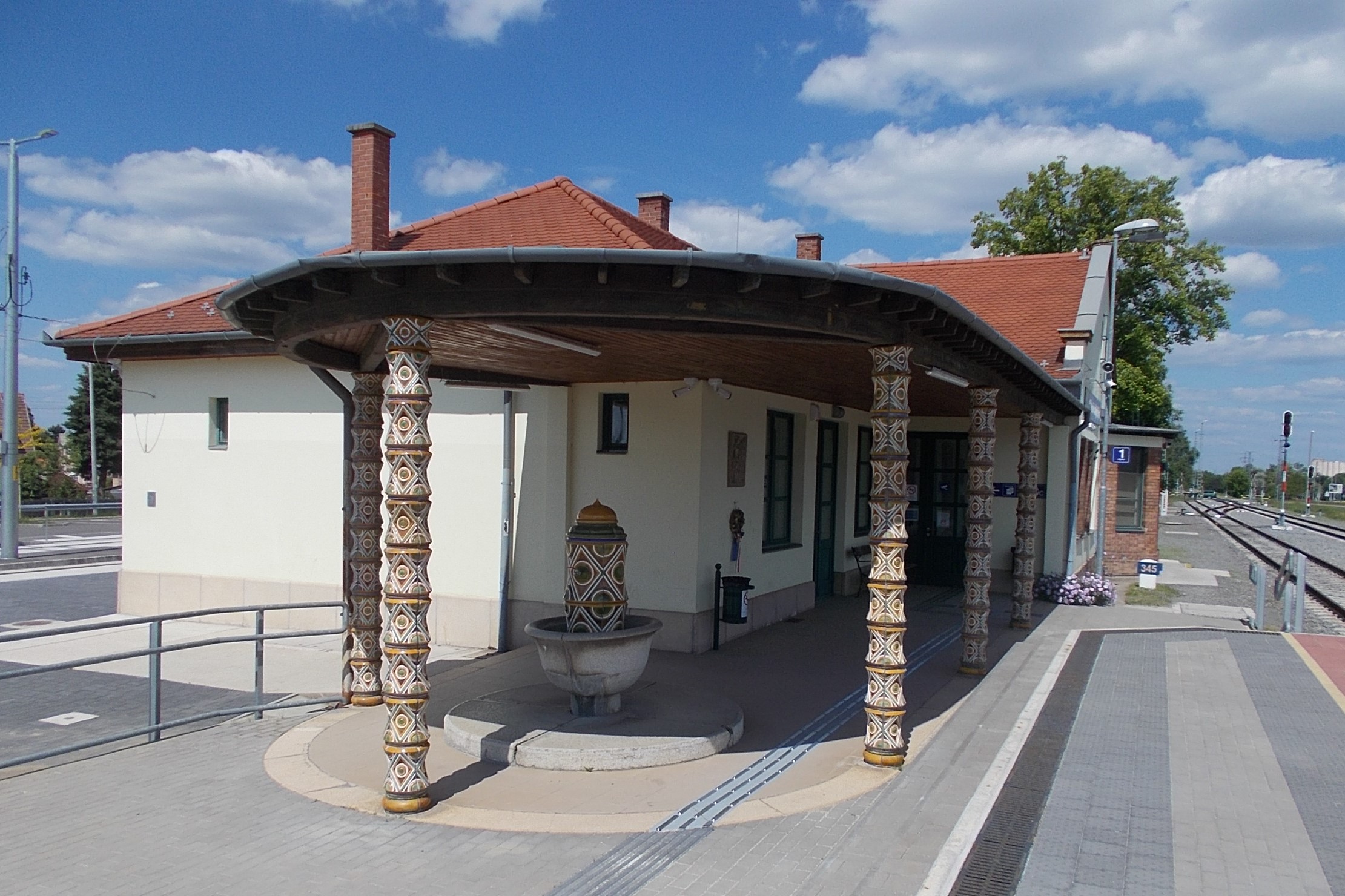 A híres helyi fazekasságot reprezentálják a díszített majolikaoszlopok az állomáson: hol készült a kép?