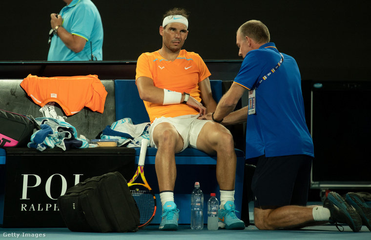 Rafael Nadal fájlalja a derekát a Mackenzie McDonald elleni mérkőzésen. (Fotó: Will Murray / Getty Images Hungary)