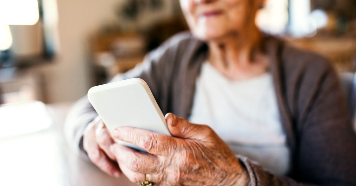 Időbe telik, míg az idősebb korosztály megtanulja az okostelefonok használatát