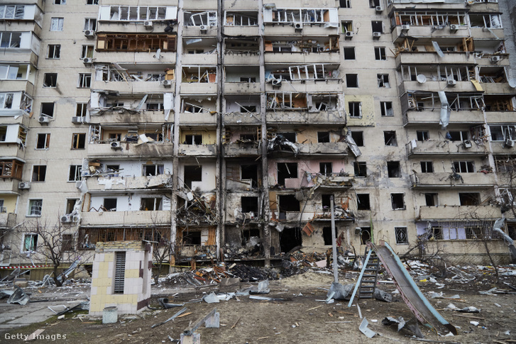 Egy rakéta által megrongált épület 2022. február 25-én Kijevben, Ukrajnában