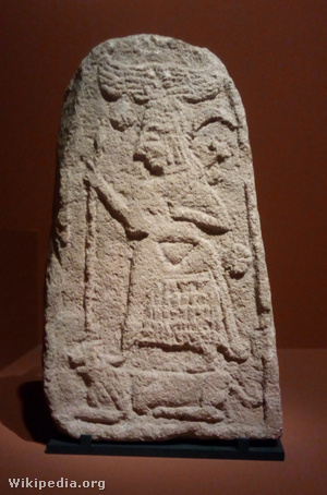 Mészkő sztélé, amely egy istennőt, valószínűleg Istár istennőt ábrázolja