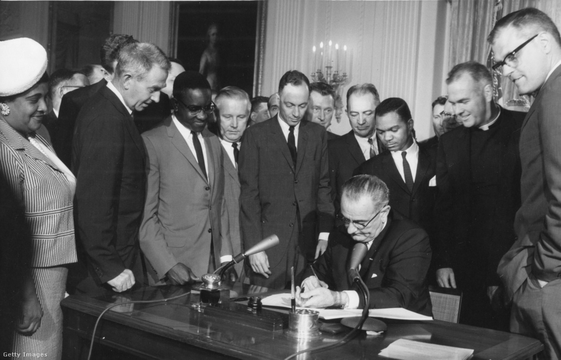 Lyndon B. Johnson elnök 1964. július 2-án aláírja a polgárjogi törvényt