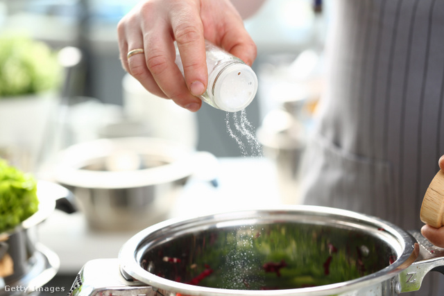 A főzésnél érdemes fokozatosan adagolni a sót
