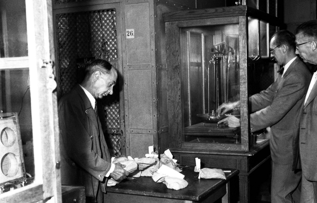 A Magyar Nemzeti Bank hazaszállított aranykészletét mérik mérlegen a jegybank tisztségviselői 1946. szeptember 2-án