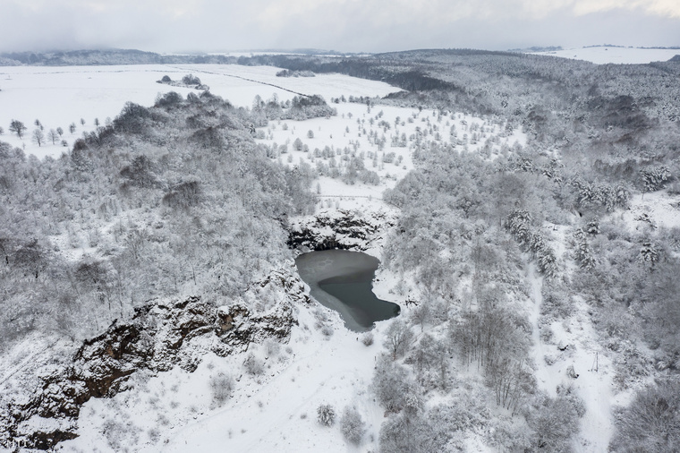 A Középbánya-tónál is készültek felvételek a havas tájról.