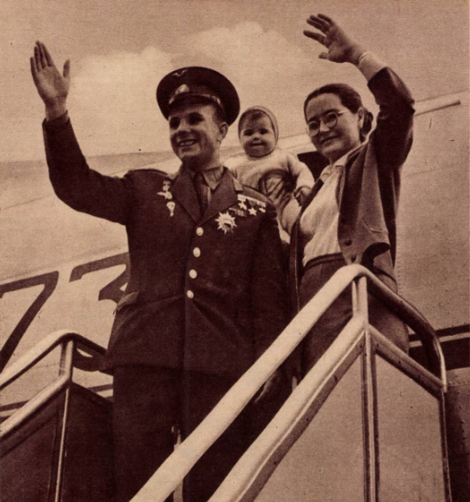 Gagarin és felesége Ferihegyen integet a tömegnek