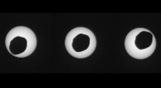 Három kép a Phobos átvonulásáról. A fázisok között három-három másodperc telt el.
