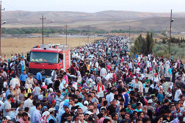 Szíriai kurdok várnak az átjutásra az iraki határnál