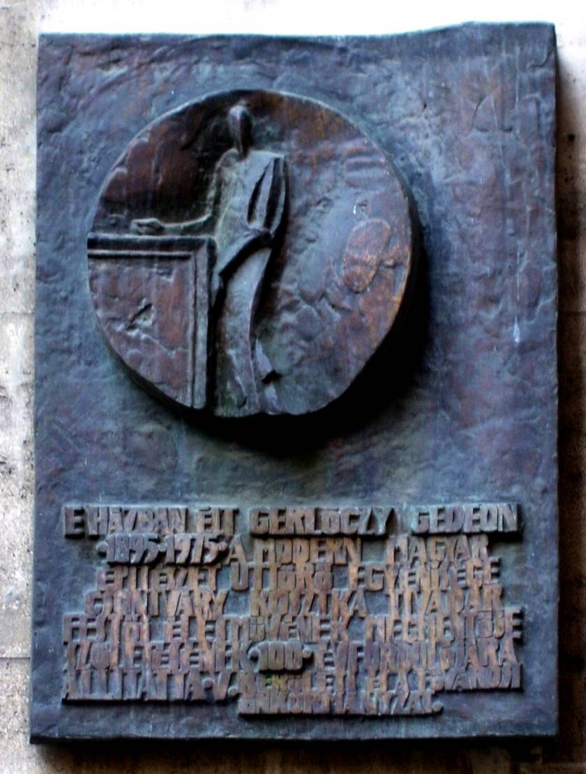 Az V. kerületi, Galamb utca 3-as számú házon ma emléktábla őrzi Gerlóczy Gedeon emlékét. A felirat felhívja a figyelmet arra is, hogy a férfi a Csontváry-hagyaték megmentője. Az építész 1895-ben született értelmiségi családba. Münchenben folytatott mérnöki tanulmányokat, 1919-ben tért haza.