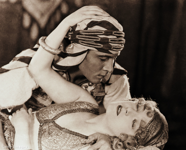 Bánky Vilma A sejk fia című némafilmben, Rudolph Valentinóval: a magyar színésznő Hollywood kedvence volt