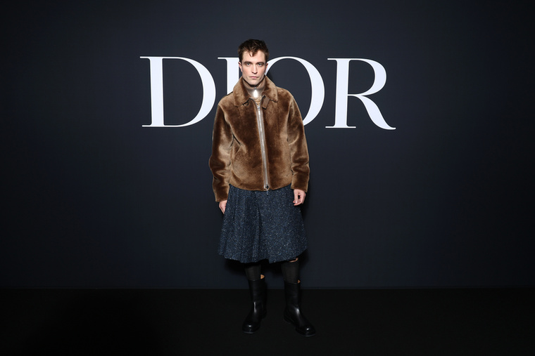 A színész ebben a szettben jelent meg a Dior 2023-as őszi/téli férfikollekciójának bemutatóján