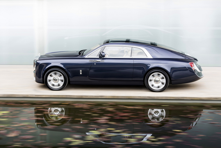 Korának legdrágább egyedi autójaként mutatták be a Rolls-Royce Sweptailt 2017-ben.