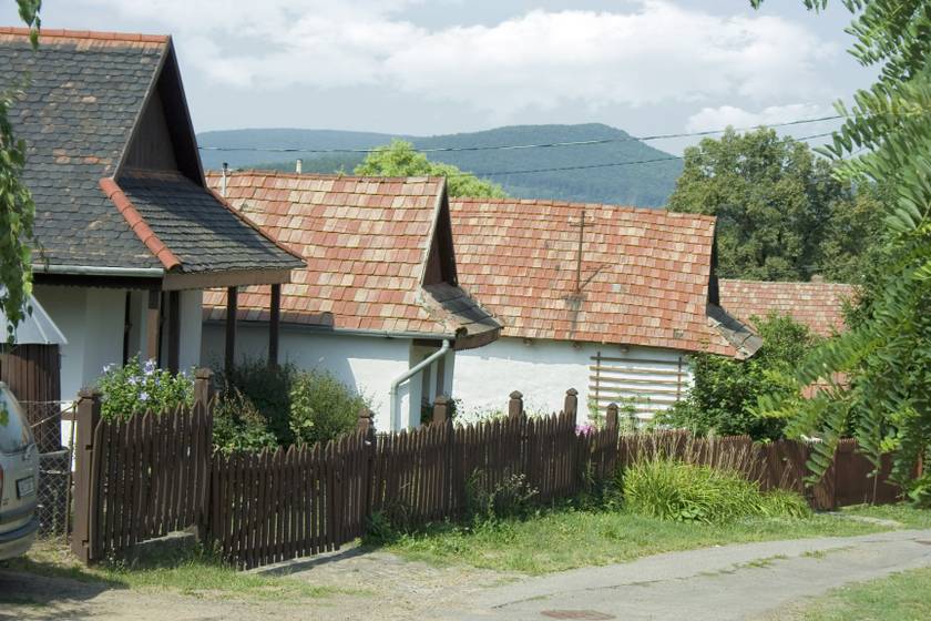Garáb a Cserhát egyik legmagasabban fekvő falva, Pásztó és Szécsény között. A zsáktelepülés a túrázóknak is ideális, mivel a közelben vezet az Országos Kéktúra Becske és Mátraverebély közti szakasza.