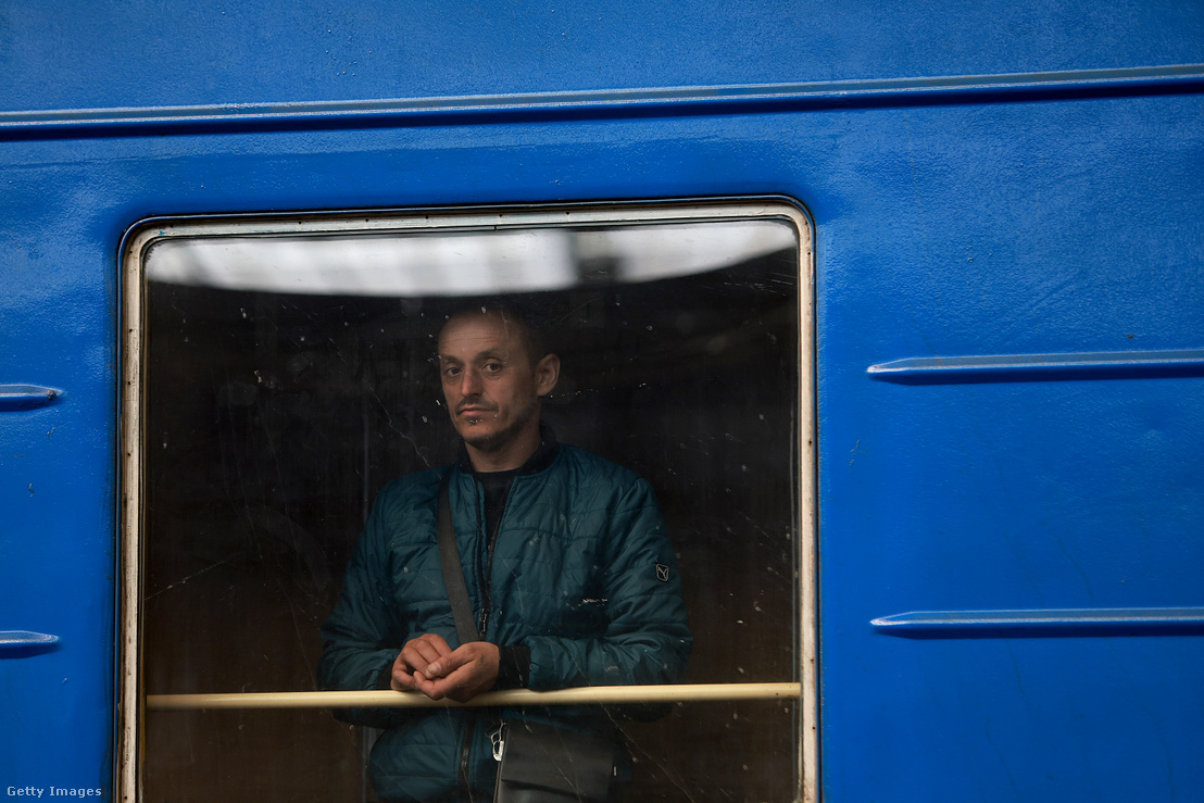 Egy férfi egy Ungvárra tartó vonaton 2022. március 23-án Lvivben