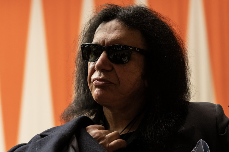 Gene Simmons a Kiss alapító tagja az ENSZ központban szervezett kiállításon. (Fotó: Lev Radin/Northfoto)