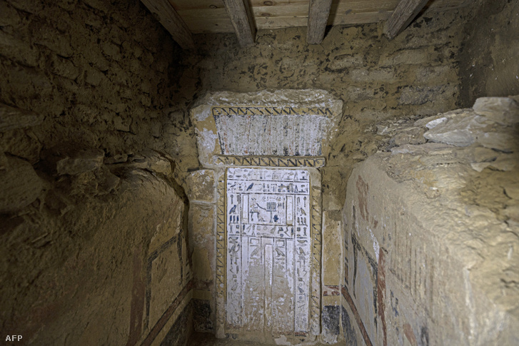 A szakkarai régészeti lelőhelyen nemrég felfedezett sír belseje 2023. január 26-án