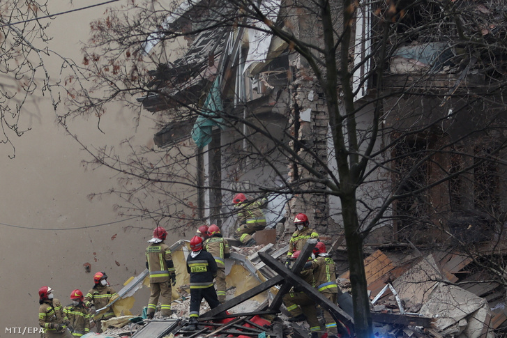 Mentőegység dolgozik egy háromszintes társasháznál, amelyben gázrobbanás történt a dél-lengyelországi Katowice Szopienice nevű külvárosában 2023. január 27-én