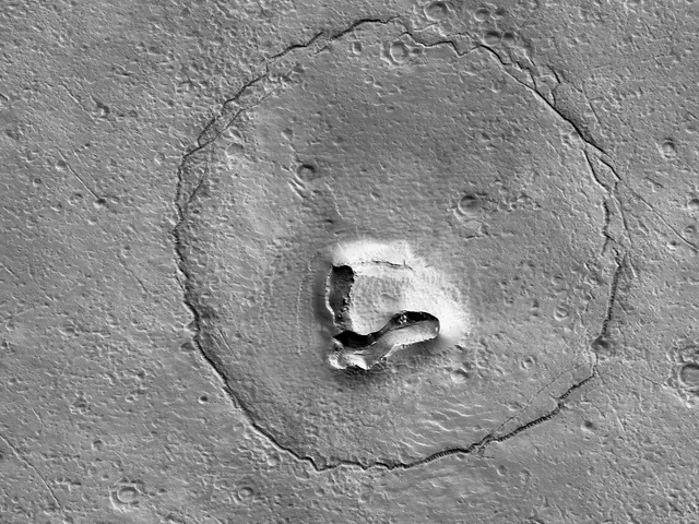 A medvearcra emlékeztető furcsa alakzat a Marson