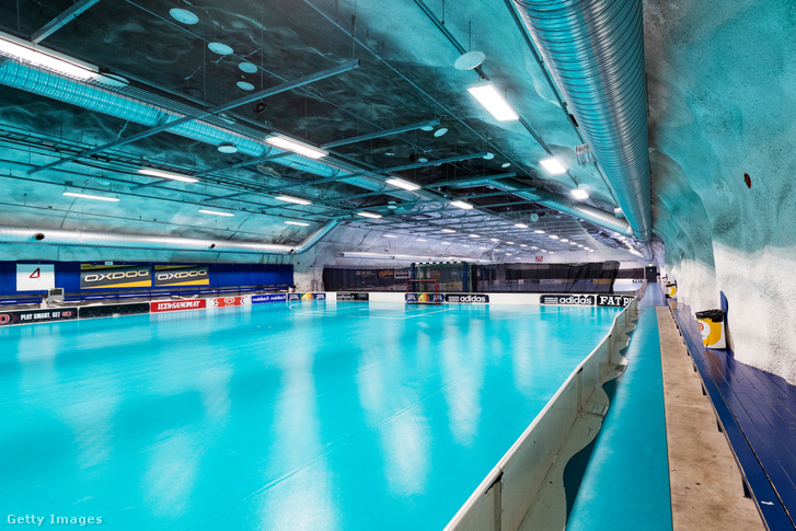 Egy floorballpálya a Merihaka föld alatti védelmi bunkerben Helsinkiben