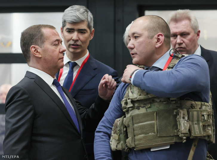 Dmitrij Medvegyev, az orosz biztonsági tanács elnökhelyettese (b) látogatást tesz a a Kalasnyikov Konszern izsevszki fegyvergyárában 2023. január 24-én